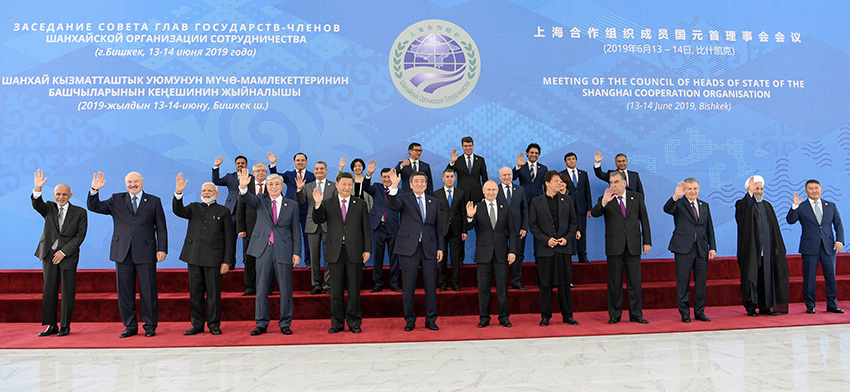 6月14日，上海合作組織成員國元首理事會第十九次會議在吉爾吉斯斯坦首都比什凱克舉行。國家主席習近平同印度總理莫迪、哈薩克斯坦總統托卡耶夫、吉爾吉斯斯坦總統熱恩別科夫、巴基斯坦總理伊姆蘭·汗、俄羅斯總統普京、塔吉克斯坦總統拉赫蒙、烏茲別克斯坦總統米爾濟約耶夫出席會議。習近平在會上發表重要講話。這是大范圍會談后，與會各方集體合影。 新華社記者 高潔 攝