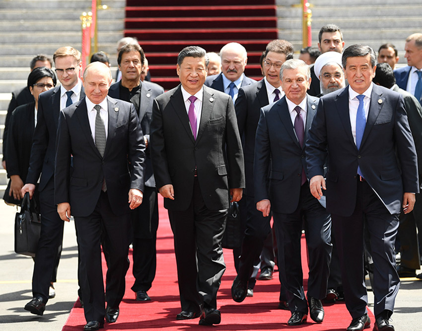 6月14日，上海合作組織成員國元首理事會第十九次會議在吉爾吉斯斯坦首都比什凱克舉行。國家主席習近平同印度總理莫迪、哈薩克斯坦總統托卡耶夫、吉爾吉斯斯坦總統熱恩別科夫、巴基斯坦總理伊姆蘭·汗、俄羅斯總統普京、塔吉克斯坦總統拉赫蒙、烏茲別克斯坦總統米爾濟約耶夫出席會議。習近平在會上發表重要講話。成員國元首先舉行小范圍會談，隨后邀請觀察員國阿富汗總統加尼、白俄羅斯總統盧卡申科、伊朗總統魯哈尼、蒙古國總統巴特圖勒嘎以及有關國際和地區組織代表參加大范圍會談。這是大范圍會談后，與會各方前往合影地點。 新華社記者 殷博古 攝