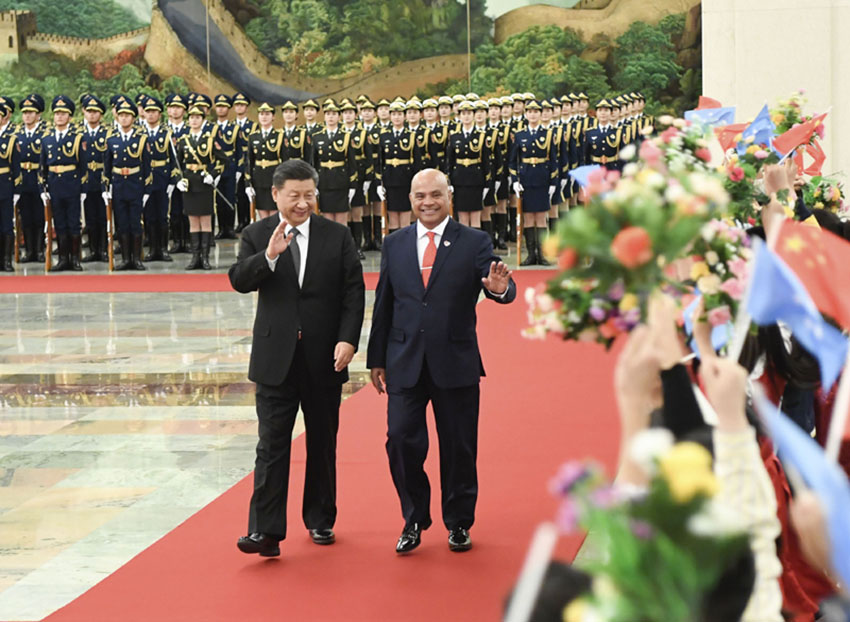 12月13日，國家主席習近平在北京人民大會堂同密克羅尼西亞聯邦總統帕努埃洛會談。這是會談前，習近平在人民大會堂北大廳為帕努埃洛舉行歡迎儀式。 新華社記者 申宏 攝