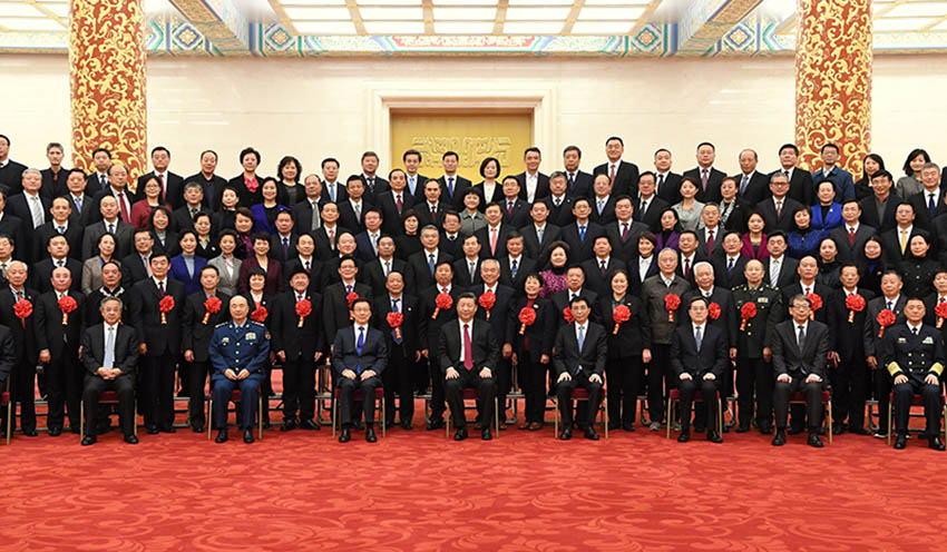 12月16日，黨和國家領導人習近平、王滬寧、韓正等在北京人民大會堂會見全國離退休干部先進集體和先進個人代表。 新華社記者 饒愛民 攝