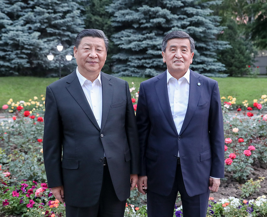 6月12日，甫抵比什凱克的國家主席習近平，應吉爾吉斯斯坦總統熱恩別科夫邀請，來到總統官邸。兩國元首親切會見。 新華社記者 姚大偉 攝