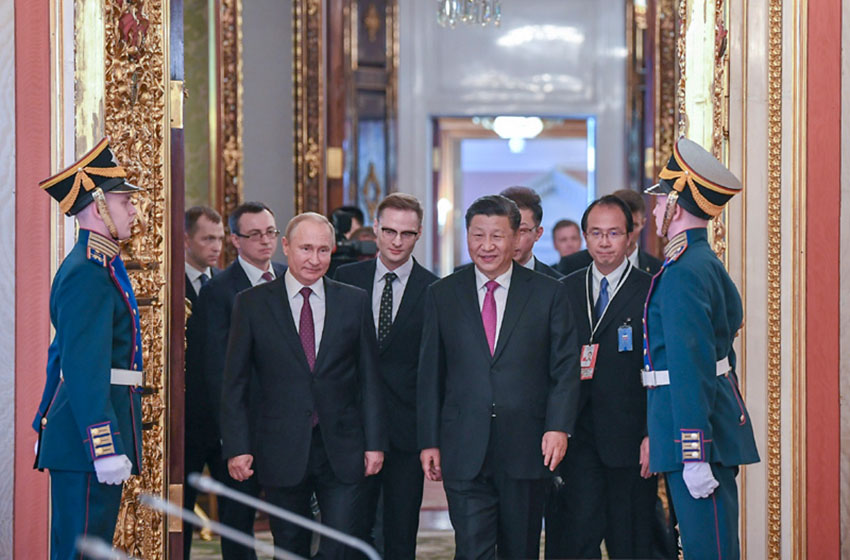 6月5日，國家主席習近平在莫斯科克裡姆林宮同俄羅斯總統普京會談。這是兩國元首步入會場。 新華社記者 謝環馳 攝