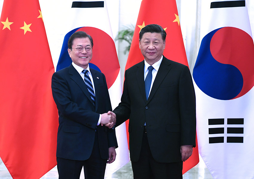 12月23日，國家主席習近平在北京人民大會堂會見韓國總統文在寅。 新華社記者 饒愛民 攝