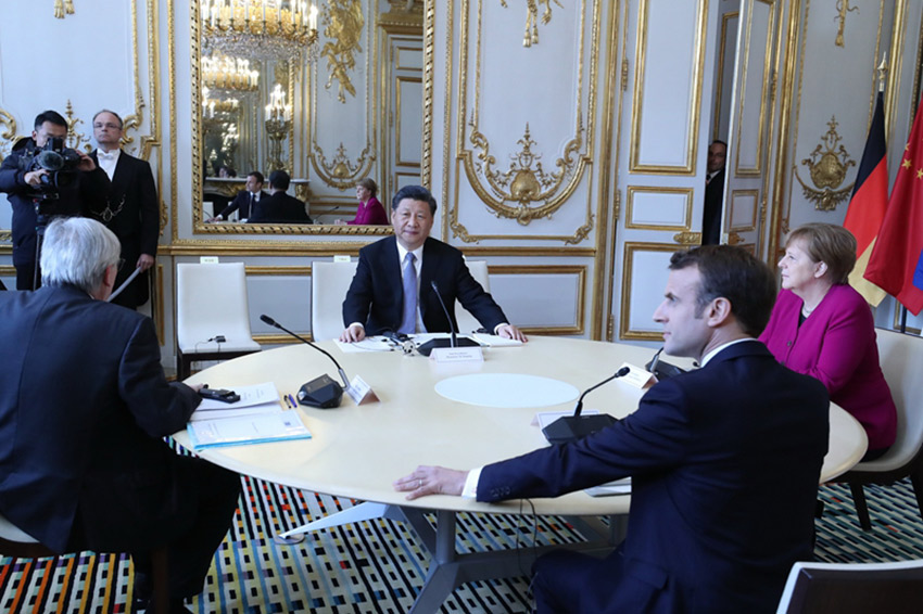 3月26日，國家主席習近平在巴黎同出席中法全球治理論壇閉幕式的法國總統馬克龍、德國總理默克爾和歐盟委員會主席容克舉行會晤。 新華社記者 鞠鵬 攝