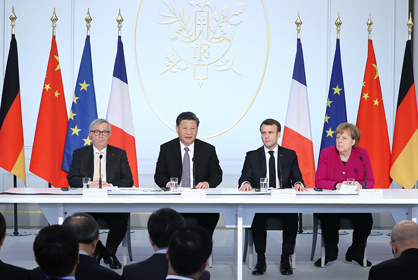 3月26日，國家主席習近平在巴黎同法國總統馬克龍一道出席中法全球治理論壇閉幕式。德國總理默克爾、歐盟委員會主席容克應邀出席。 新華社記者 鞠鵬 攝