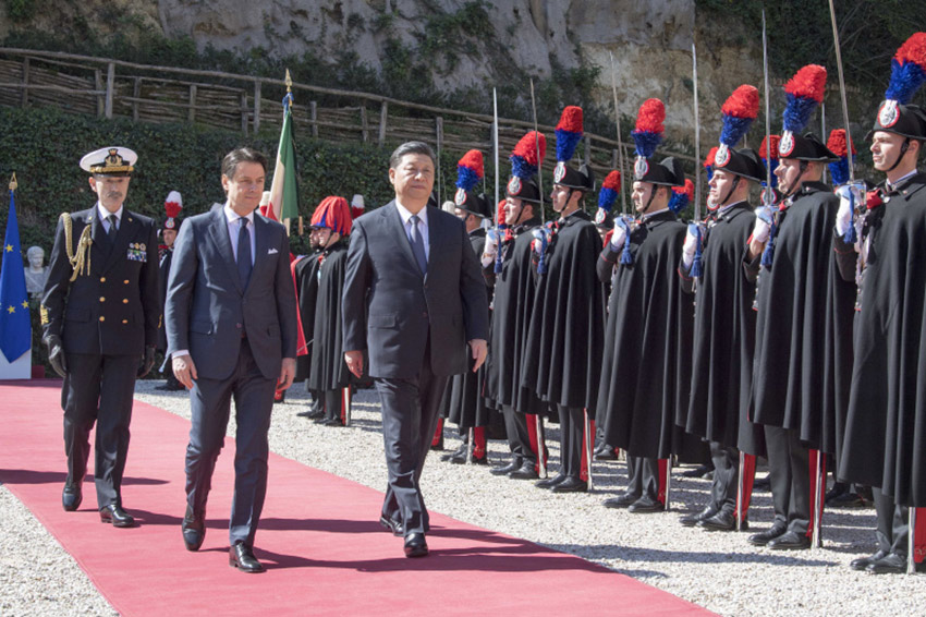 3月23日，國家主席習近平在羅馬同意大利總理孔特會談。這是習近平抵達時，孔特總理在停車處迎接。兩國領導人一同檢閱儀仗隊。 新華社記者 李學仁 攝