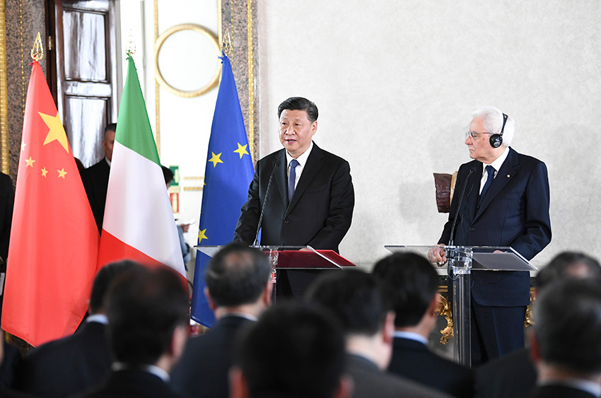 3月22日，國家主席習近平在羅馬和意大利總統馬塔雷拉一道會見出席中意企業家委員會、中意第三方市場合作論壇、中意文化合作機制會議雙方代表。 新華社記者 謝環馳 攝
