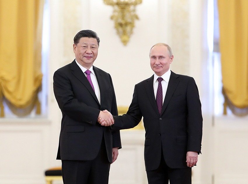 6月5日，國家主席習近平在莫斯科克裡姆林宮同俄羅斯總統普京會談。這是會談前，兩國元首緊緊握手，合影留念。 新華社記者 丁海濤 攝