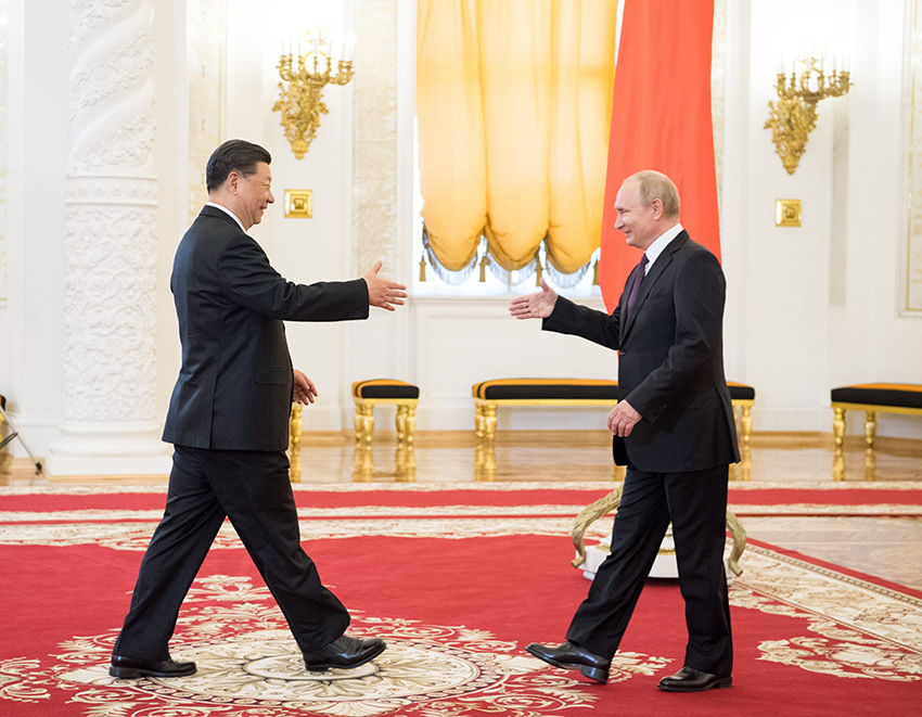 6月5日，國家主席習近平在莫斯科克裡姆林宮同俄羅斯總統普京會談。這是兩國元首在會談前握手。 新華社記者 李學仁 攝