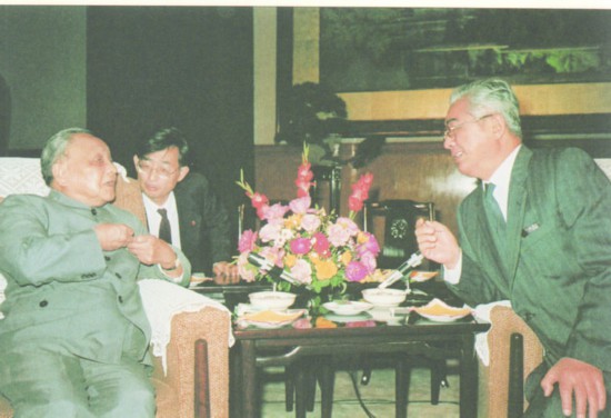 1988年，邓小平与荣毅仁在一起