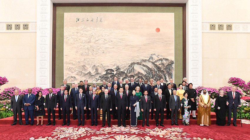 4月26日，國家主席習近平和夫人彭麗媛在北京人民大會堂舉行宴會，歡迎出席第二屆“一帶一路”國際合作高峰論壇的外方領導人夫婦及嘉賓。這是習近平和彭麗媛同外方領導人夫婦及嘉賓合影留念。 新華社記者 謝環馳 攝