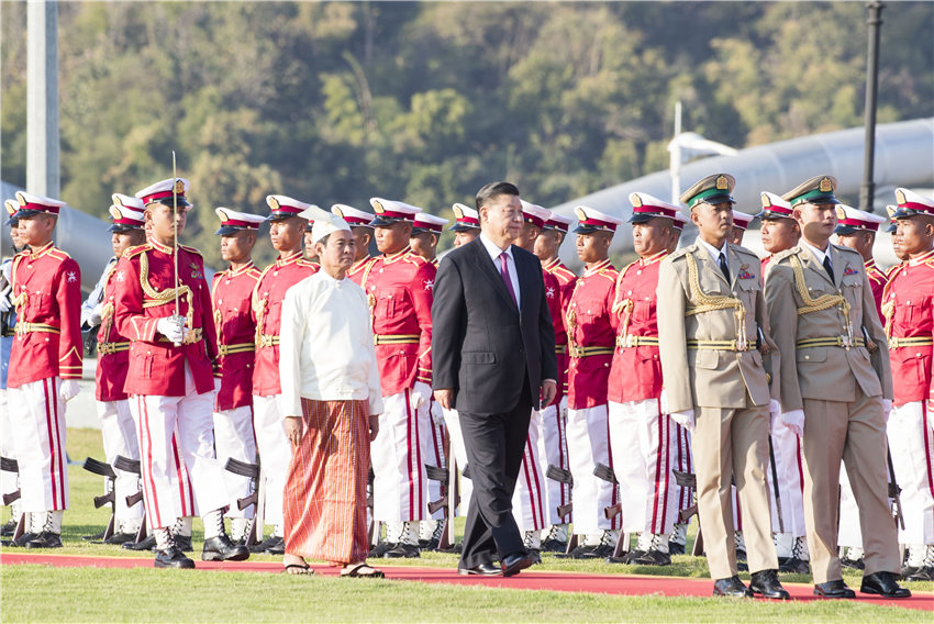 當地時間1月17日下午，國家主席習近平在內比都總統府出席緬甸總統溫敏舉行的隆重歡迎儀式。這是習近平在溫敏陪同下檢閱儀仗隊。新華社記者 黃敬文 攝