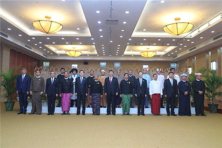 當地時間1月17日晚，國家主席習近平在內比都同緬甸主要政黨領導人集體合影留念。新華社記者 鞠鵬 攝