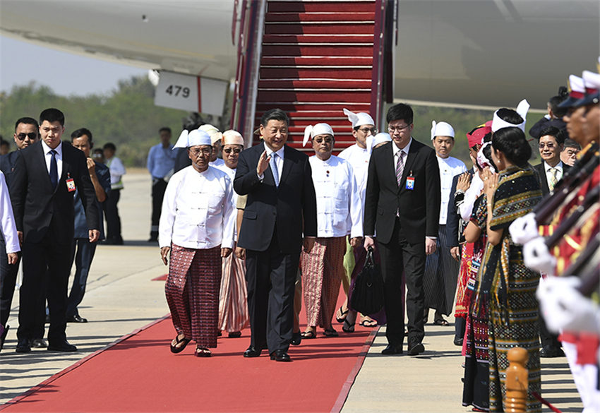 當地時間1月17日下午，國家主席習近平乘專機抵達內比都國際機場，開始對緬甸聯邦共和國進行國事訪問。習近平抵達時，緬甸第一副總統敏瑞率多名內閣部長在舷梯旁熱情迎接。新華社記者 謝環馳 攝
