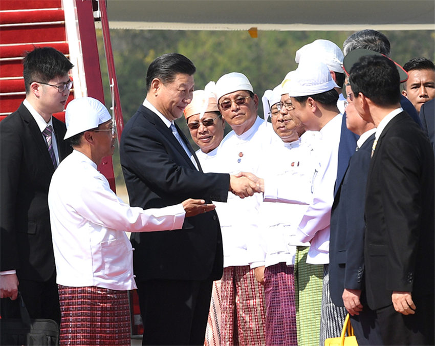 當地時間1月17日下午，國家主席習近平乘專機抵達內比都國際機場，開始對緬甸聯邦共和國進行國事訪問。習近平抵達時，緬甸第一副總統敏瑞率多名內閣部長在舷梯旁熱情迎接。新華社記者 饒愛民 攝