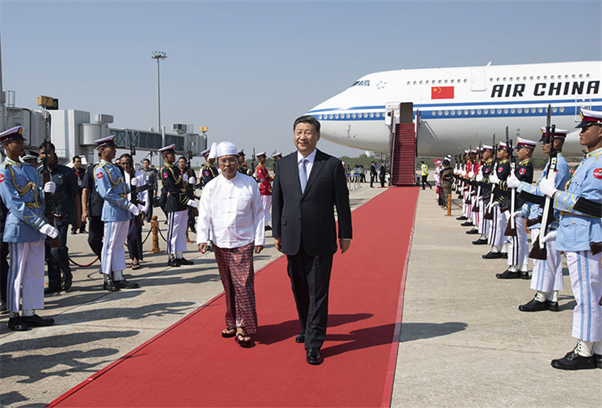當地時間1月17日下午，國家主席習近平乘專機抵達內比都國際機場，開始對緬甸聯邦共和國進行國事訪問。習近平抵達時，緬甸第一副總統敏瑞率多名內閣部長在舷梯旁熱情迎接。新華社記者 謝環馳 攝