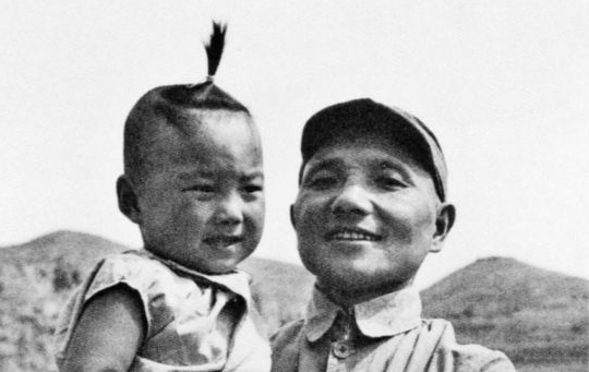 1945年，鄧小平和長子鄧朴方合影