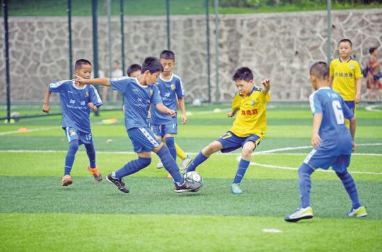 近日,为组建参加全省青少年足球训练中心的各年级阶段队伍,健全各