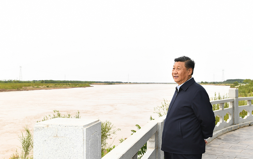 習近平總書記8日赴寧夏考察調研。當天下午，他來到黃河吳忠市城區段，了解加強黃河流域生態保護情況。（攝影記者：謝環馳、王曄）