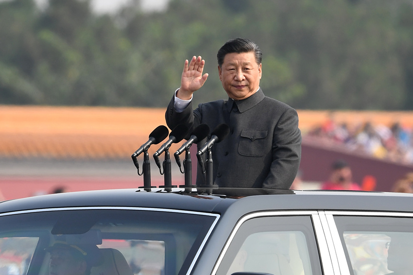 2019年10月1日，慶祝中華人民共和國成立70周年大會在北京天安門廣場隆重舉行。這是中共中央總書記、國家主席、中央軍委主席習近平檢閱受閱部隊。新華社記者 燕雁 攝