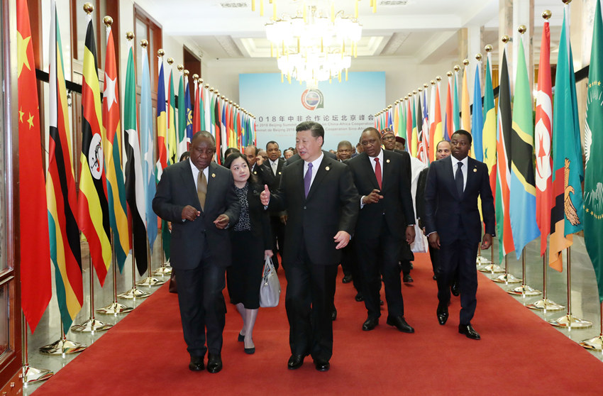2018年9月3日，中非合作論壇北京峰會在人民大會堂隆重開幕。國家主席習近平出席開幕式並發表題為《攜手共命運　同心促發展》的主旨講話。這是習近平同出席論壇峰會的外方領導人走向會場。新華社記者 龐興雷 攝