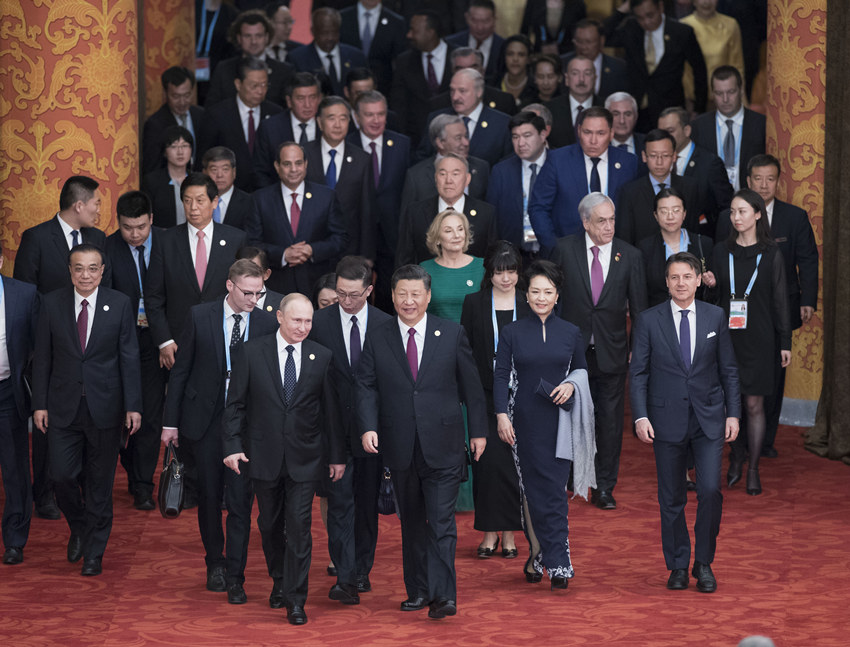 2019年4月26日，國家主席習近平和夫人彭麗媛在北京人民大會堂舉行宴會，歡迎出席第二屆“一帶一路”國際合作高峰論壇的外方領導人夫婦及嘉賓。這是習近平和彭麗媛同貴賓們一同步入宴會廳。新華社記者 王曄 攝