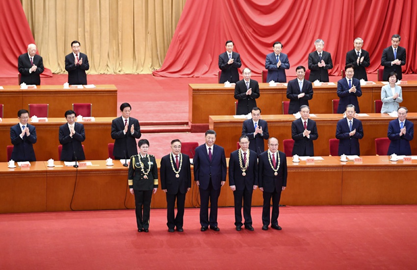 9月8日，全国抗击新冠肺炎疫情表彰大会在北京人民大会堂隆重举行。中共中央总书记、国家主席、中央军委主席习近平向“共和国勋章”获得者钟南山（前排右二），“人民英雄”国家荣誉称号获得者张伯礼（前排左二）、张定宇（前排右一）、陈薇（前排左一）颁授勋章奖章。新华社记者 燕雁 摄