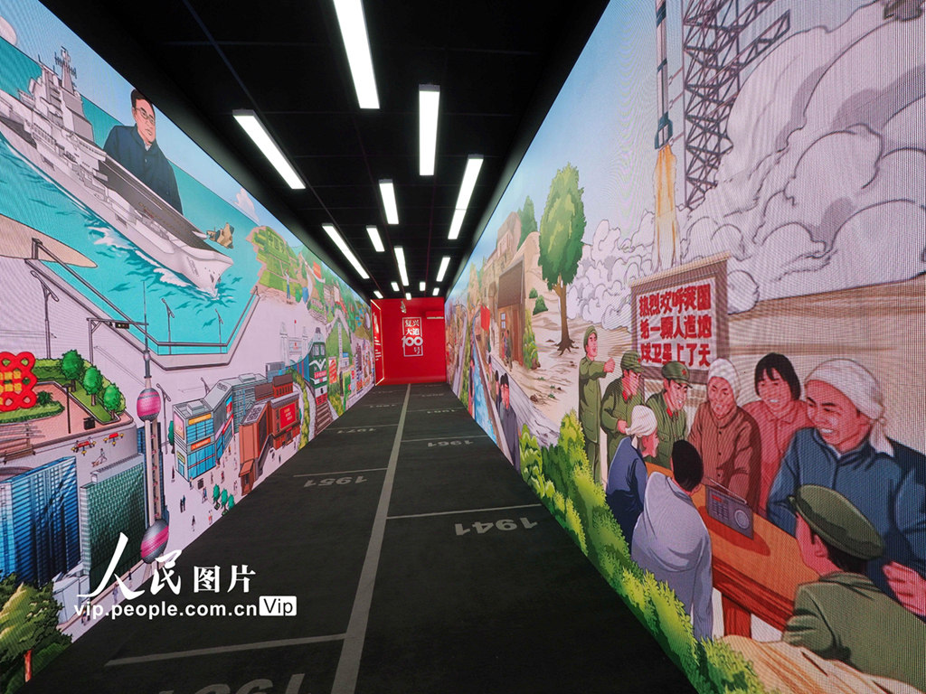 2021年6月22日，“復興大道100號”創意體驗館內的“時光長廊”場景，穿越百年的旅程從這裡開始。