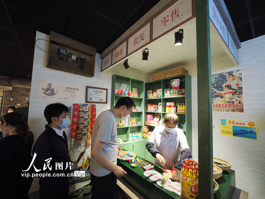 2021年6月22日，“復興大道100號”創意體驗館的“富民大街”場景中還原了上世紀80、90年代的個體小百貨店。