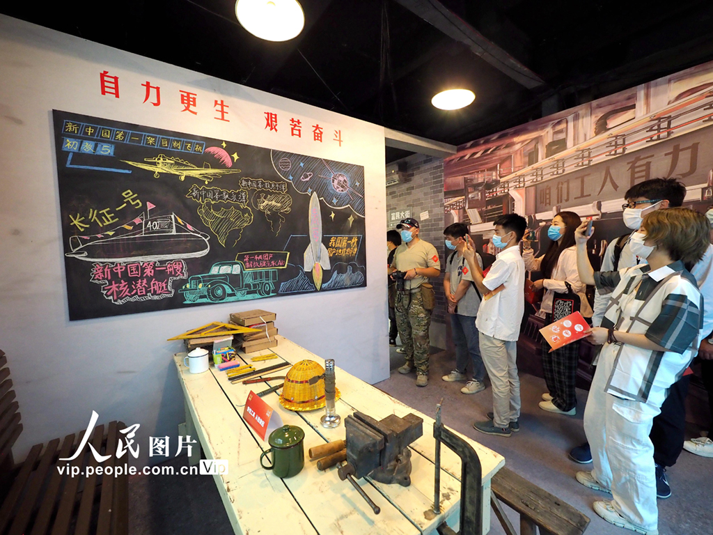 2021年6月22日，觀眾在“復興大道100號”創意體驗館內的“奮斗一廠”場景內參觀。“奮斗一廠”場景復刻了社會主義建設初期工廠車間的工作場景，重現了黨帶領全國人民，投身社會主義建設的奮斗圖景。