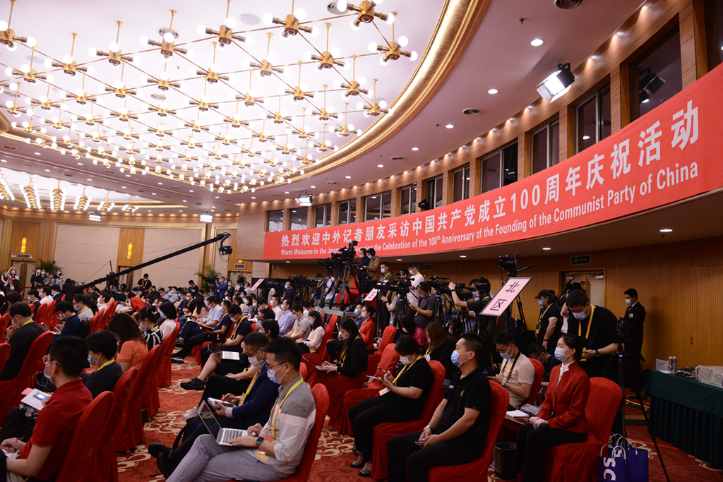 慶祝中國共產黨成立100周年活動新聞中心第一場新聞發布會現場。人民網 張啟川攝