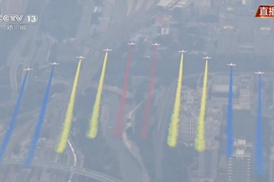 空中護旗梯隊拉開飛行慶祝表演序幕