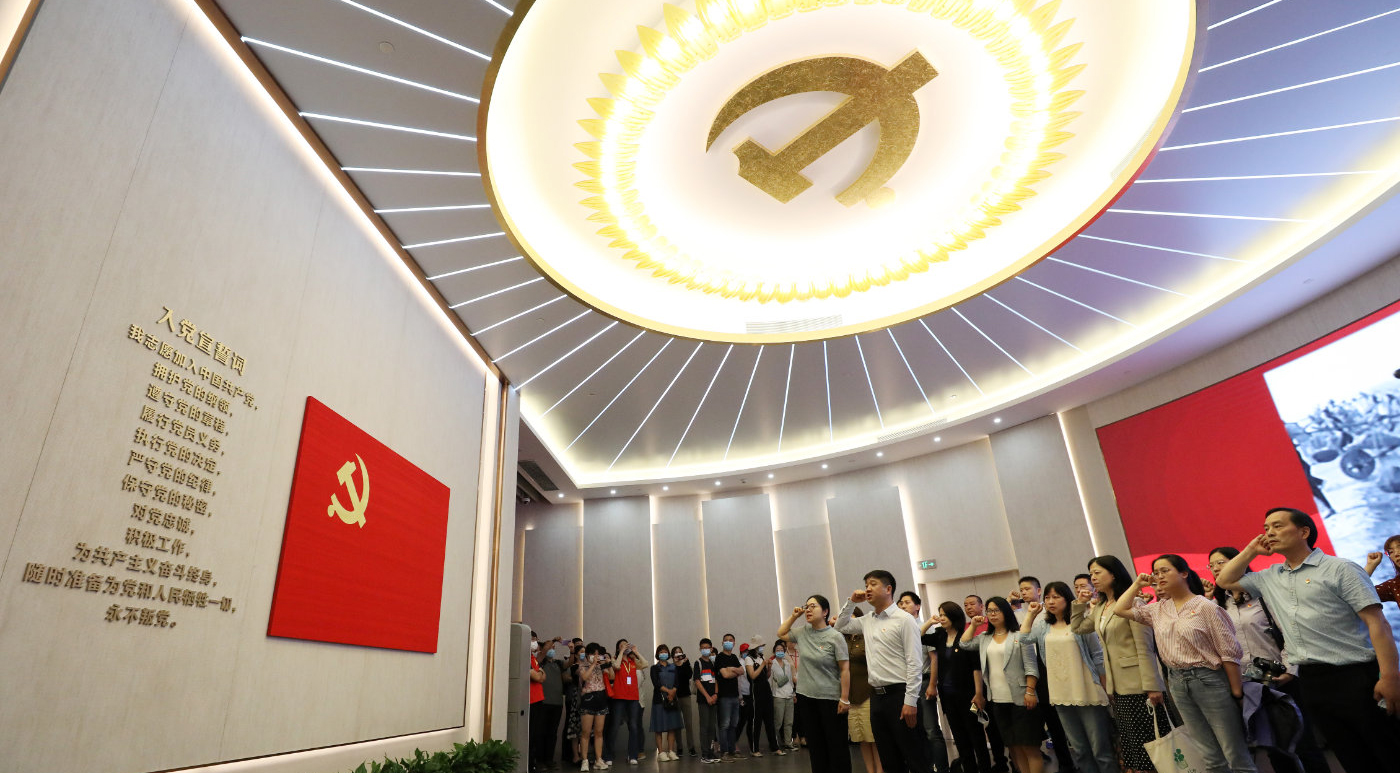 一百年前，中国共产党的先驱们创建了中国共产党，形成了坚持真理、坚守理想，践行初心、担当使命，不怕牺牲、英勇斗争，对党忠诚、不负人民的伟大建党精神，这是中国共产党的精神之源。