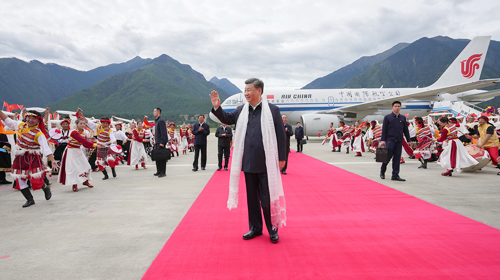 21日上午，西藏各族干部群众在林芝米林机场热烈欢迎习近平总书记。