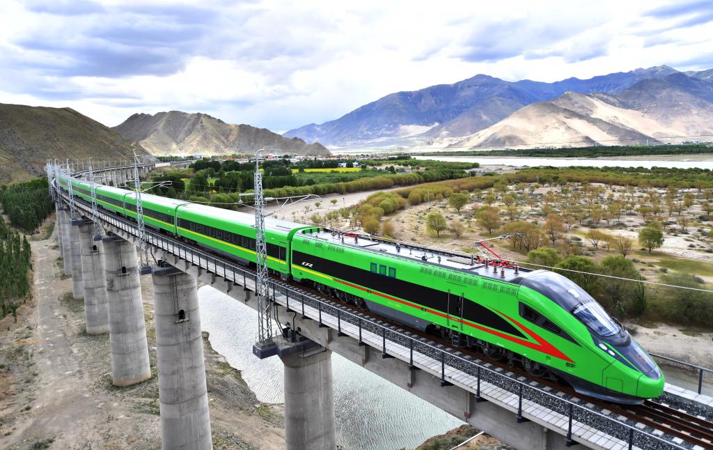 西藏首條電氣化鐵路建成，同時復興號實現對31個省區市全覆蓋。