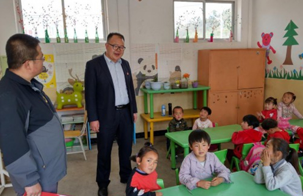 2019年5月9日，邱军在华池县城壕镇太阳幼儿园了解办学情况。