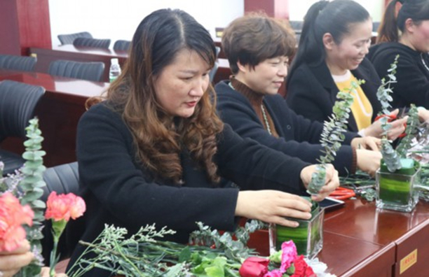 2019年3月11日，孙丽美（左一）参加沙江镇三八妇女节主题活动。