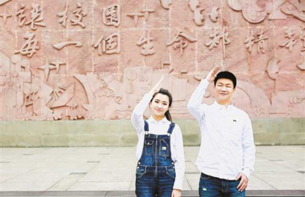 王紅旭與妻子陳璐希在育才小學留影。
