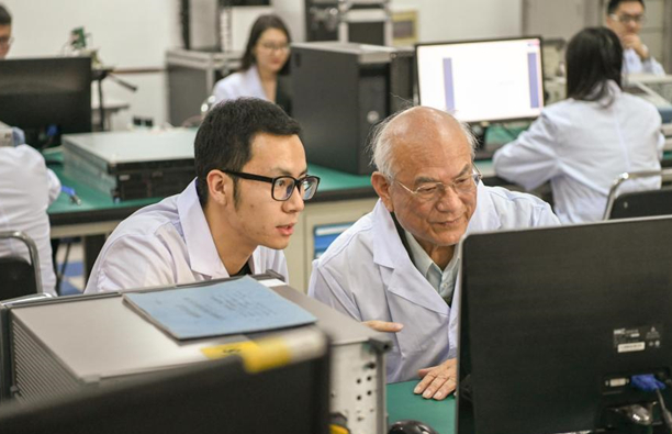 劉永坦在哈爾濱工業大學實驗室鑽研雷達技術（2018年12月25日攝）