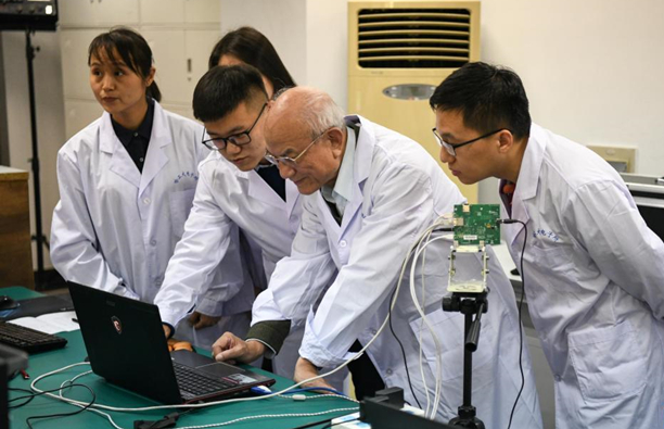 劉永坦在哈爾濱工業大學實驗室鑽研雷達技術（2018年12月25日攝）