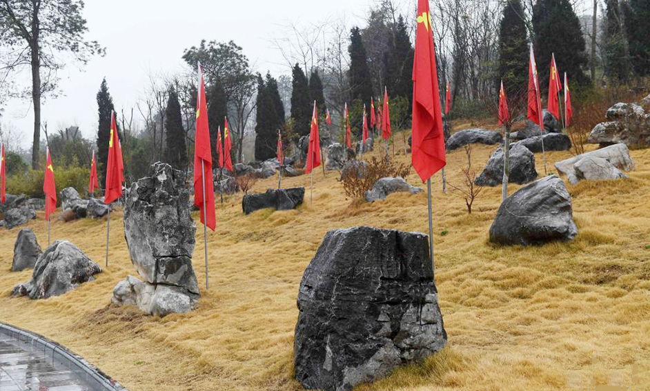 广西全州红军长征湘江战役纪念园后山的一块块巨石下安葬着烈士遗骸。