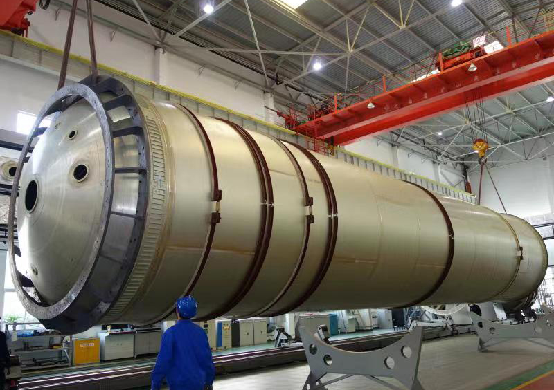 近日，我國新型運載火箭一級液氧箱靜力件在上海成功合零，該貯箱箱底採用旋壓技術整體成形，直徑達3.8m，總長度達21m，為國內最大整體成形箱底。