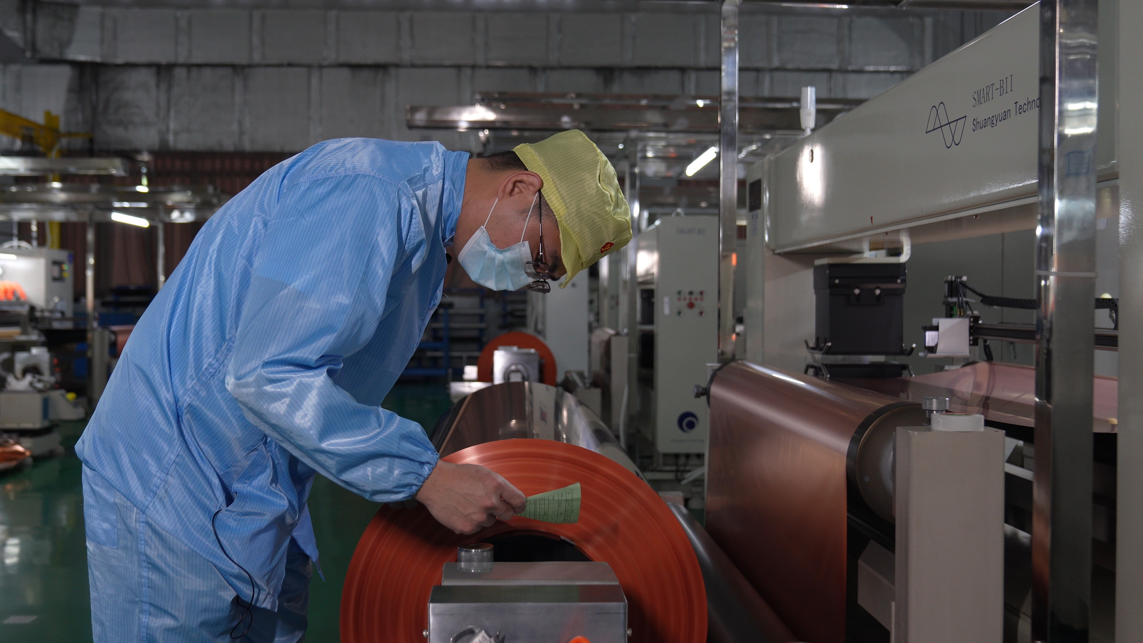 梅縣區雁洋鎮銅箔產業工作人員正在切割銅箔。