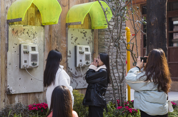 游客在東街復原的公用電話亭前拍照打卡。任前蔚 攝