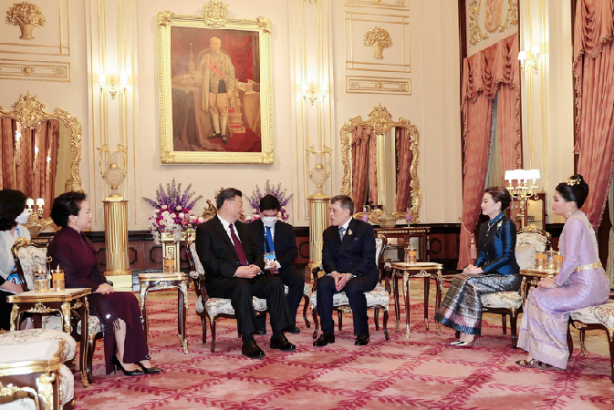 習近平和彭麗媛會見泰國國王哇集拉隆功和王后素提達