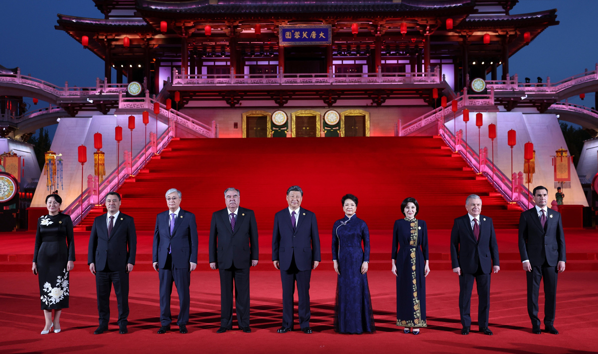 习近平和彭丽媛为出席峰会的中亚国家元首夫妇举行欢迎仪式和欢迎宴会
