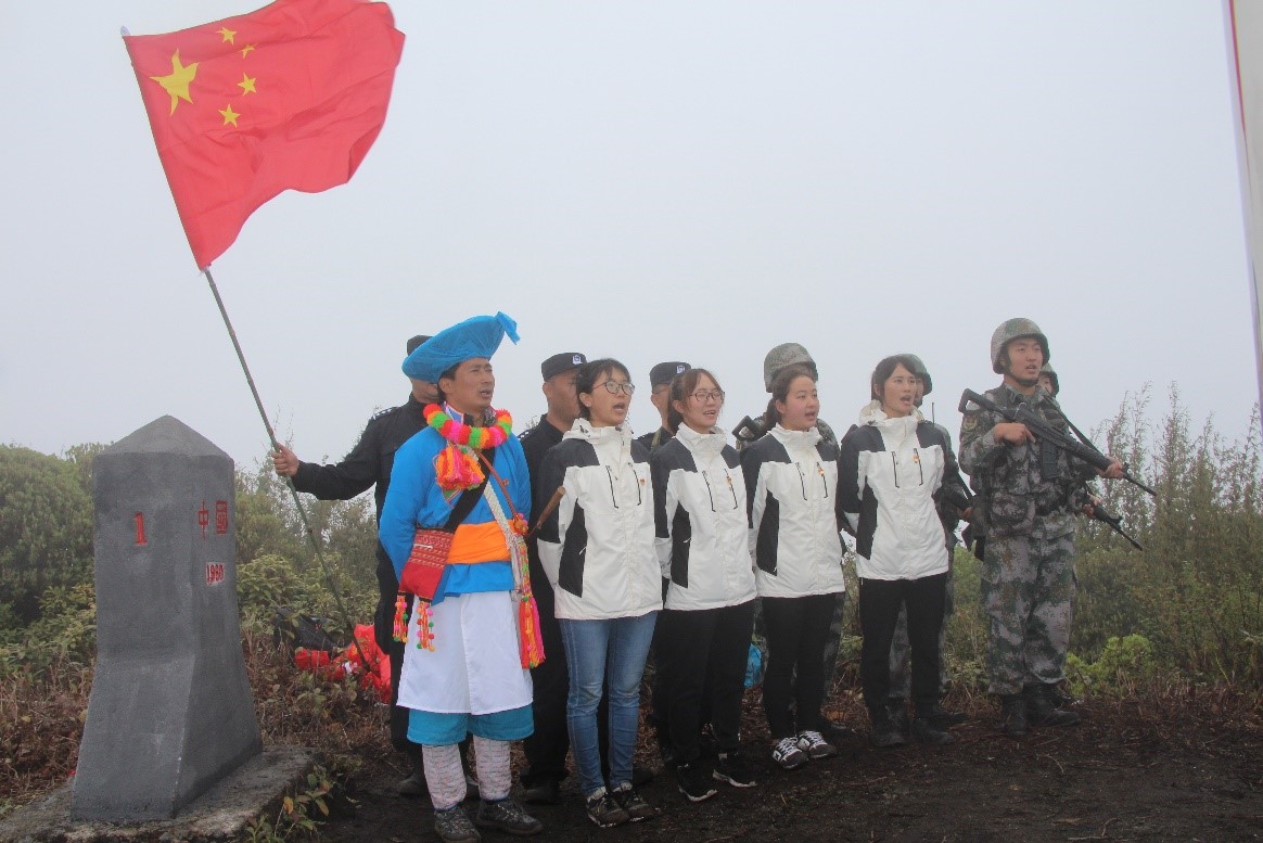 蔡新裝等界務員和邊防戰士在“一號界碑”巡界。（膽扎社區 供圖）
