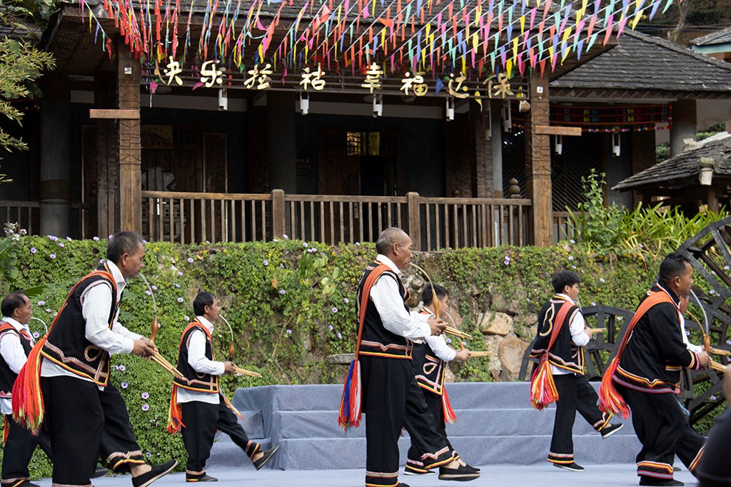 老达保村寨内跳芦笙舞的拉祜族男子
。欧珠次仁摄