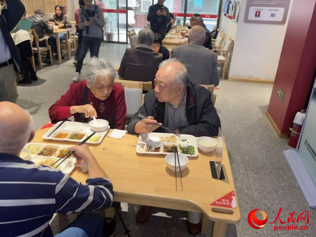 在福州市的长者食堂，老年市民正在用餐。人民网 肖聪聪 摄