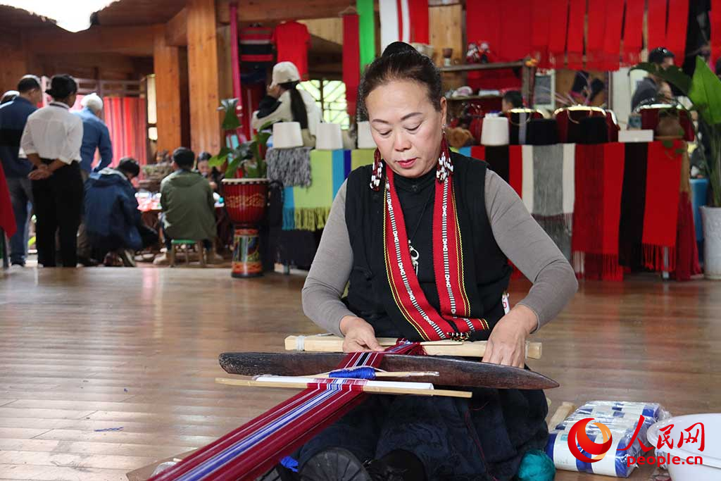 佤族织锦非遗传承人李宪兰在示范织锦技艺。欧珠次仁摄